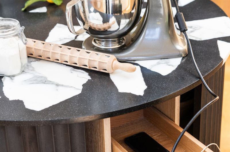 Island design with pull-out drawer with power sockets inside.