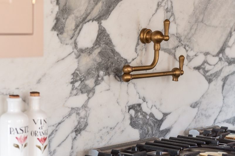 A pot filler sits above the range cooker.