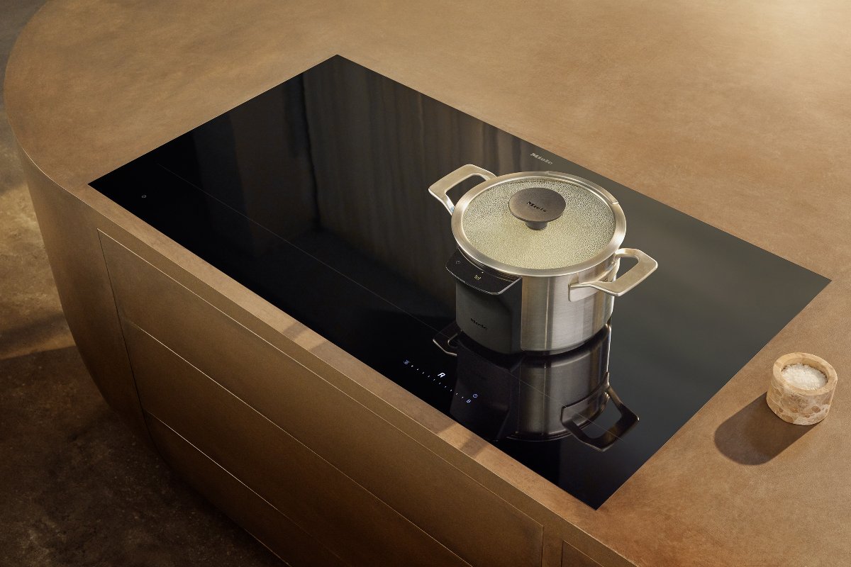 A next-gen induction hob with smart cookware.