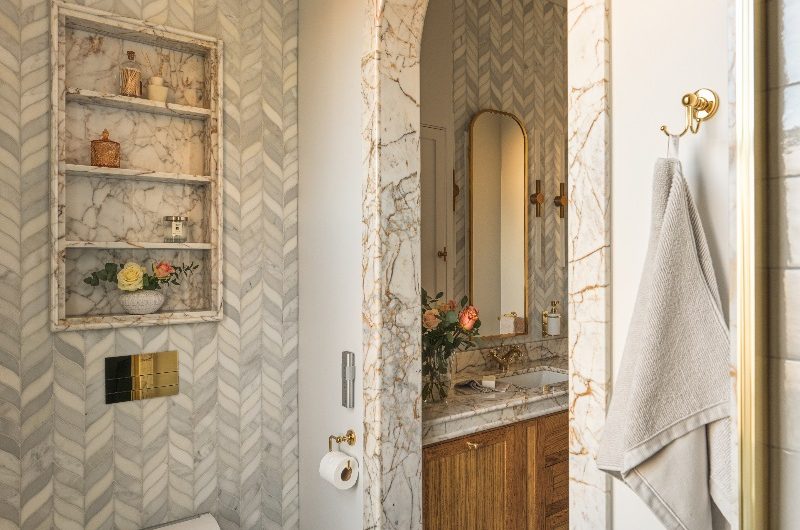 A WC in its own dedicated zone, tucked behind the arch.