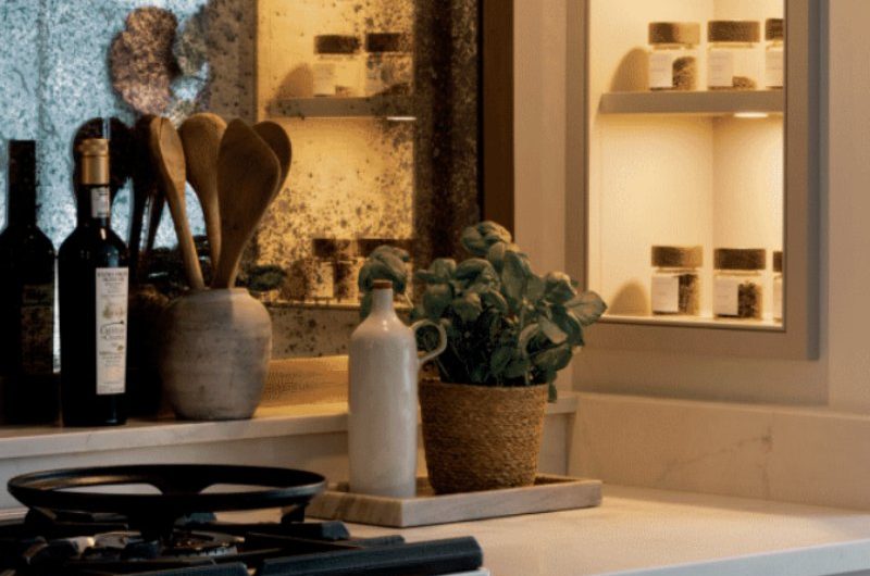 A cooking zone with a range and built-in niche for spices with LED lighting.