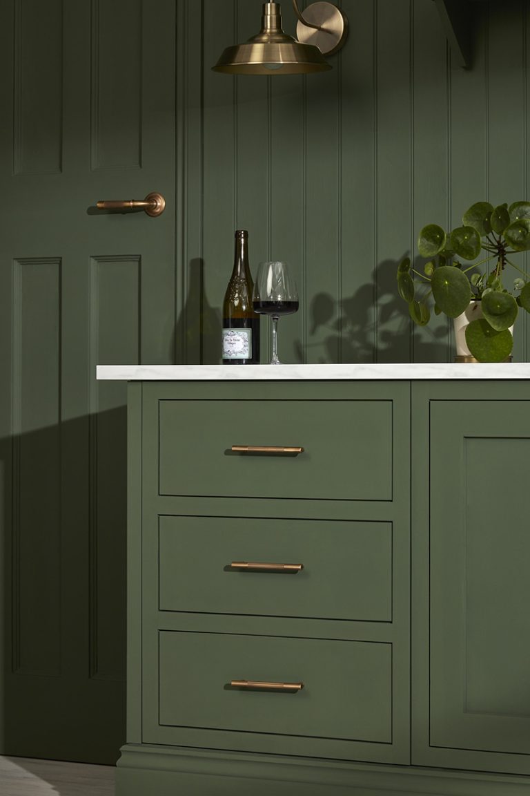 Green kitchens: from dark fir to light sage