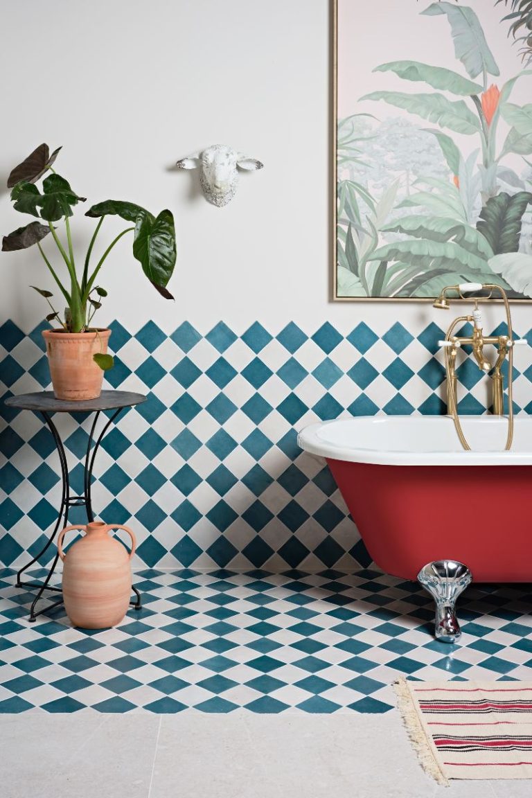 Gingham pattern: how to embrace this interior design trend in 2023