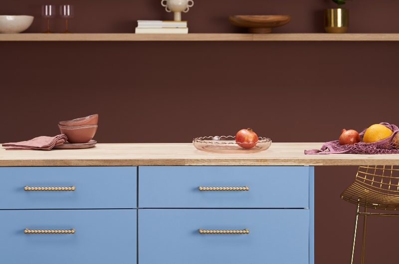 Retro scheme with bobbin handles, wood worktop and open shelving.