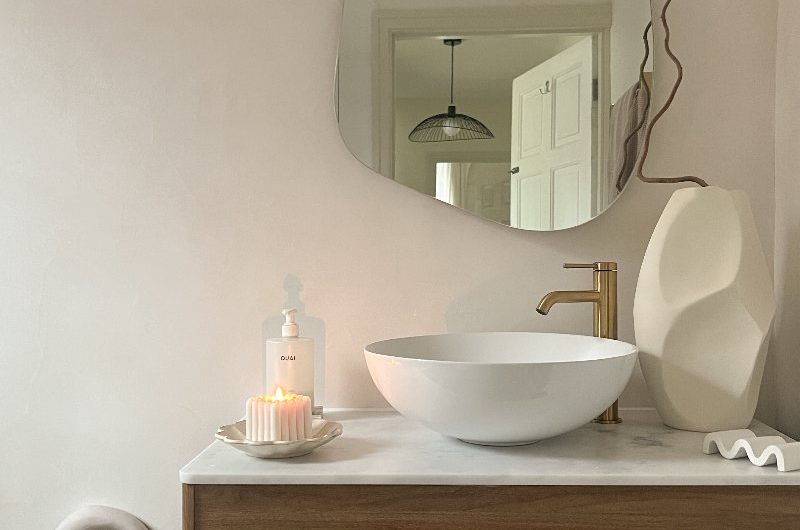 A spa like scheme with neutral shades, organic textures and natural materials.