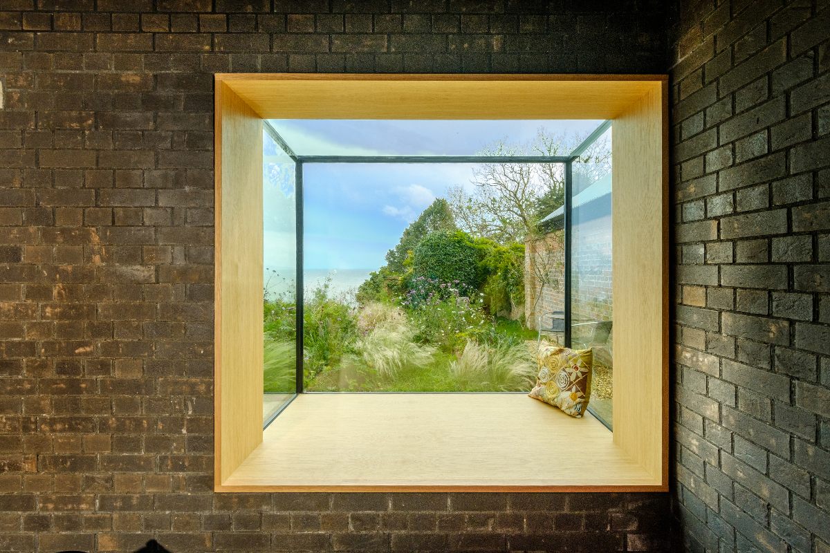Extension with a frameless design and structural glazing.