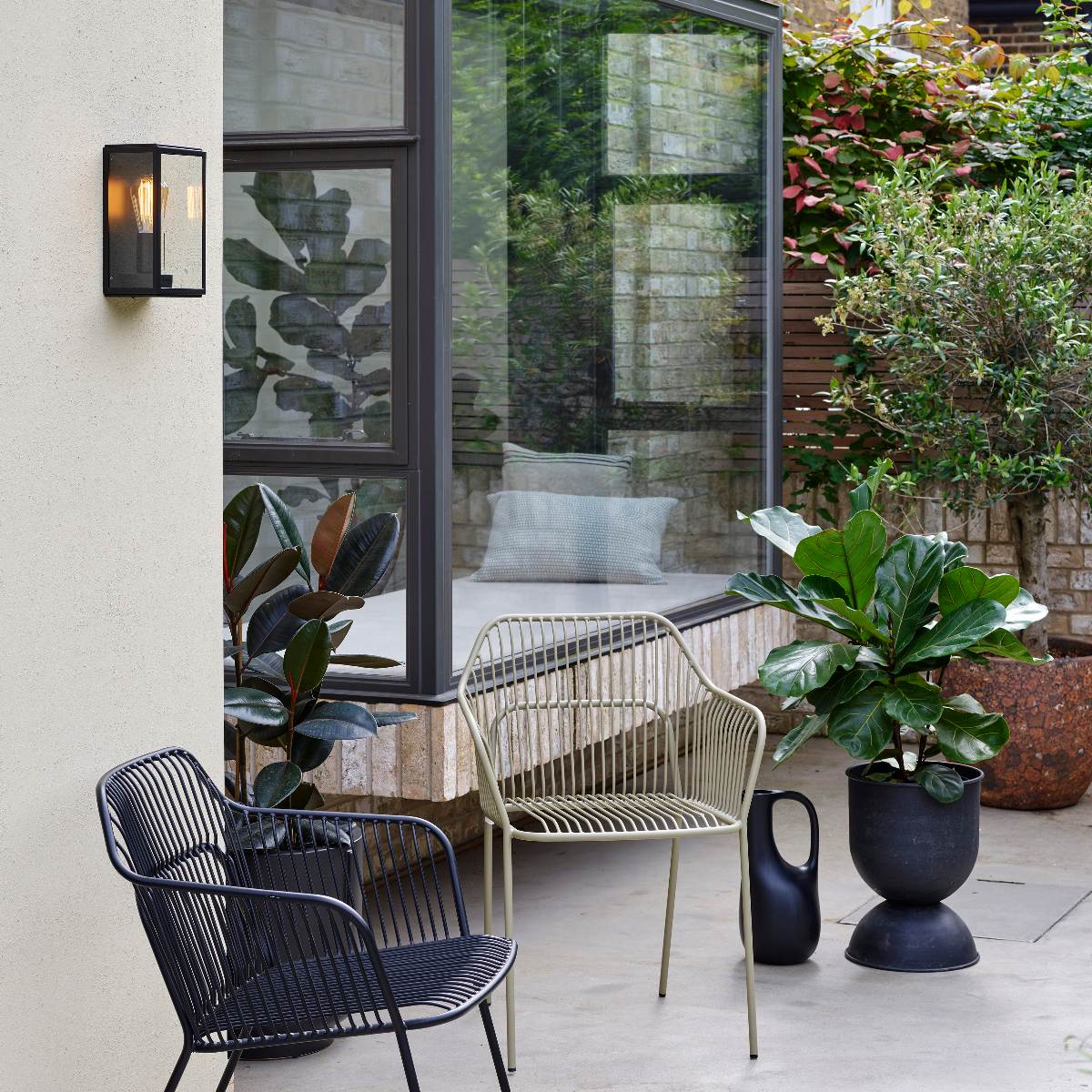 Garden zone with chairs and lighting.