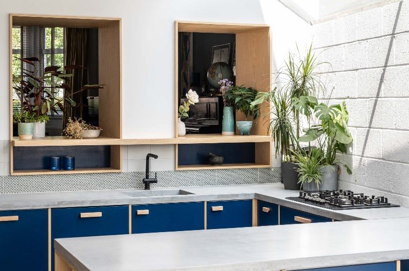 A U-shaped kitchen with base cabinets, a gas hob, a compact sink and tap zone and ample worktops.