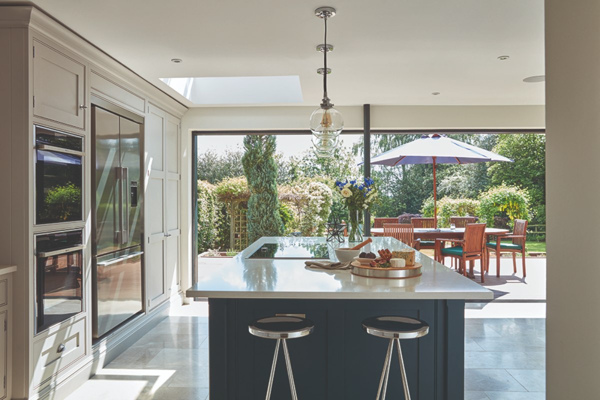 An open-plan design with indoor-outdoor connection to the garden, luxury appliances and a central unit.