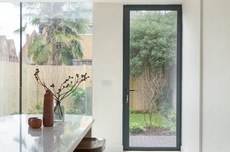 Japandi design with sleek seating under a speckled worktop. 