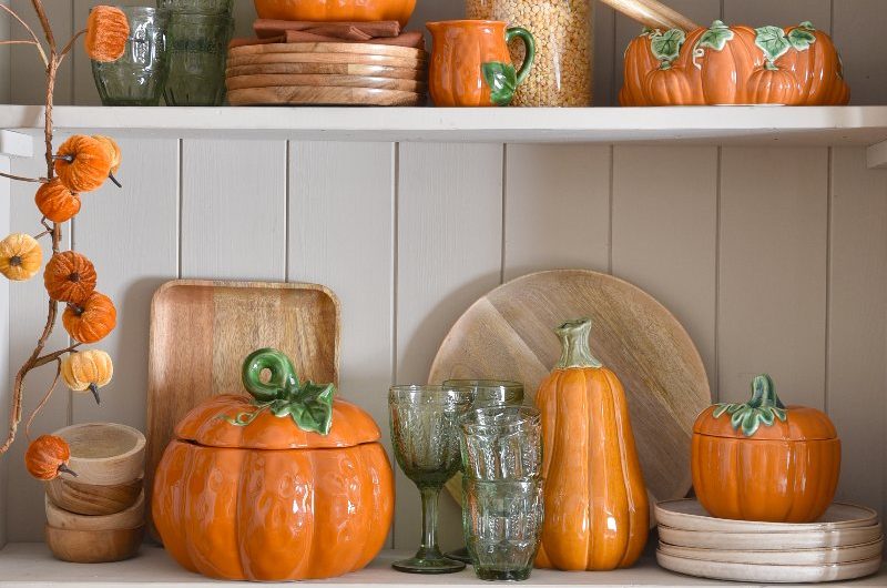 Kitchen shelves decorated with pumpkin-shaped crockery.