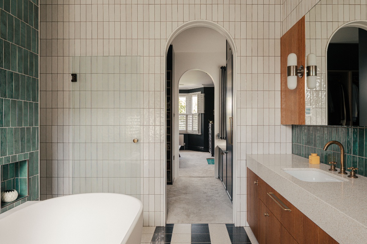 A modern bathroom with the WC cubicle tucked behind the bath.