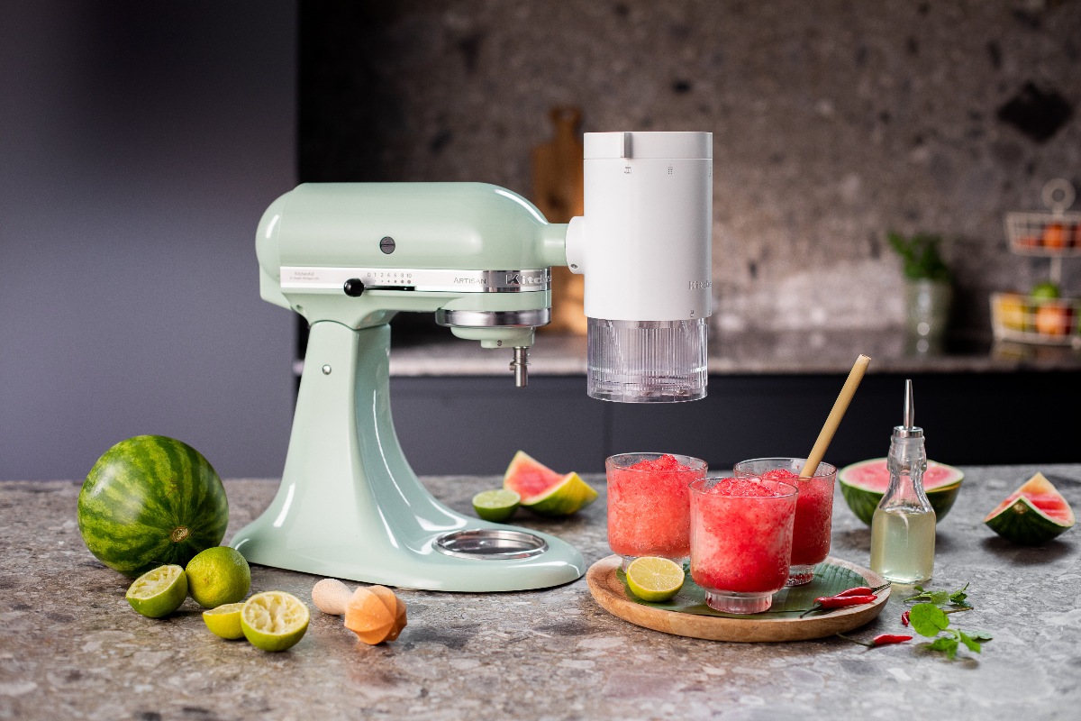 Worktop with a mixer with different attachment like a coarse blade for mocktails.