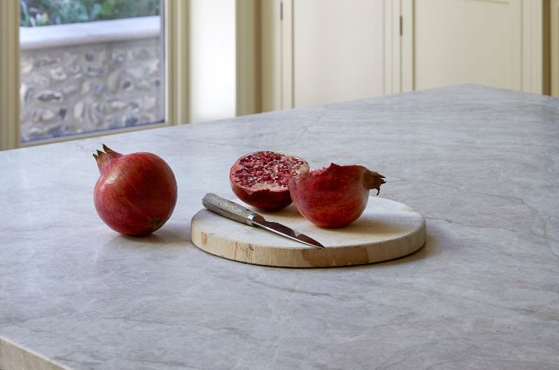 A closeup at the island worktop.