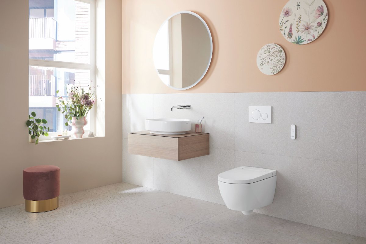 An open and bright space with wall-mounted vanity, LED mirror, wall-mounted WC and a velvet stool.