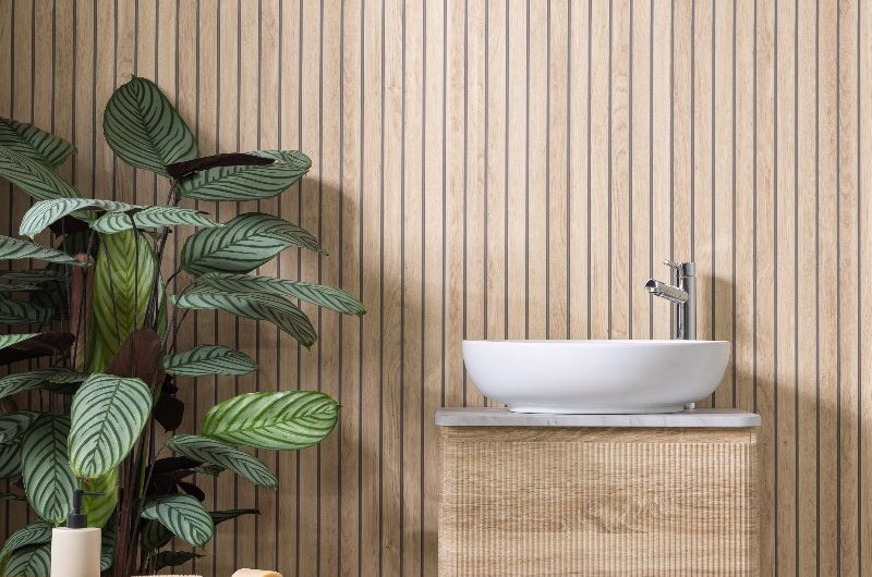 Wood drenched bathroom with fluted panelling, a fluted vanity, and white sanitaryware.