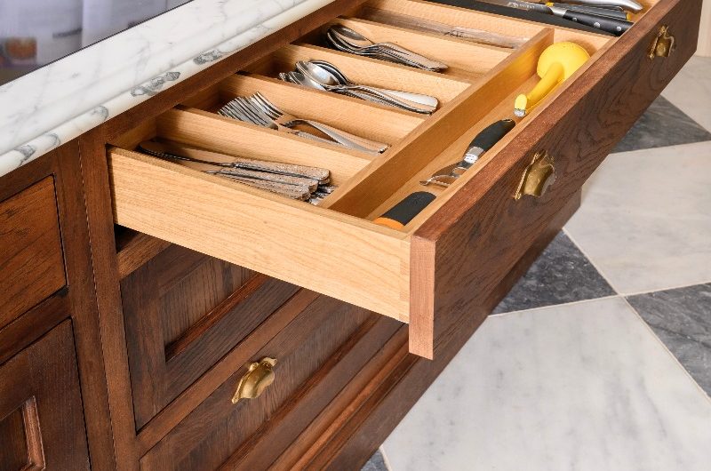 Closeup at the kitchen island with a downdraft extractor hob and personalised drawers.