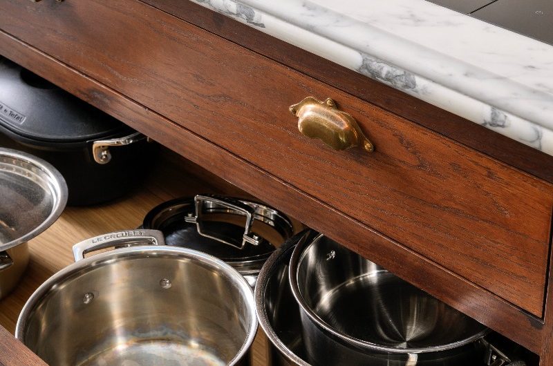 Closeup at the kitchen island with a downdraft extractor hob and deep pan drawers.